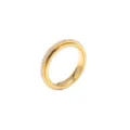Primo piano di un anello rotante in acciaio al titanio dorato con bordo di cristalli chiari. - Taglia 7 / Stile Rotante Completamente Pavé (CB42252) / Oro