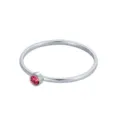 Gros plan d'une bague minimaliste en argent sertie d'une petite pierre de naissance rose. - Taille 5 / Acier Rose Rouge