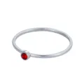 Gros plan détaillé d'une bague fine en argent avec une pierre de naissance rouge ronde - Taille 5 / Acier Rouge