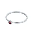 Détail d'une bague délicate en argent avec une pierre de naissance rouge ronde - Taille 5 / Acier Violet