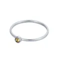 Détail d'une bague délicate en argent avec une petite pierre de naissance jaune - Taille 5 / Acier Jaune