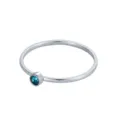 Vue rapprochée d'une bague fine en argent ornée d'une pierre de naissance bleue - Taille 5 / Couleur Acier * Bleu Mer