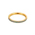 Dettaglio di un anello eternity dorato con piccoli zirconi blu tondi tutto intorno - n.5 / Placcato Oro 18K*Zirconia Blu Mare