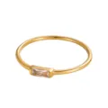 Dettaglio macro di un anello minimalista in oro con una pietra preziosa a baguette. - n.5 / Strass bianco rettangolare / Oro 18K