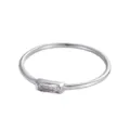 Dettaglio di un anello d'argento minimalista con una pietra di zircone rettangolare. - n.5 / Fascia in Strass Bianco / Colore acciaio