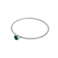 Dettaglio di un anello in argento con motivo a treccia e una pietra di smeraldo verde - n.5 / Acciaio Rosso