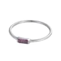 Vista dettagliata di un anello minimalista in argento con pietra rettangolare viola - n.5 / Fascia in Strass Viola Chiaro / Colore acciaio
