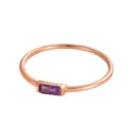Primo piano di un anello minimalista in oro rosa con pietra preziosa viola rettangolare - n.5 / Fascia in Strass Viola Scuro / Oro rosa