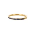 Elegante anillo de eternidad apilable en oro con circonitas azules sobre un fondo blanco - Talla 5 / Bañado en Oro 18K Circonia Azul Real