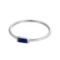 Elegante anello minimalista in argento con una pietra blu zaffiro di forma rettangolare - n.5 / Fascia in Strass Blu Scuro / Colore acciaio