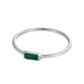 Anello minimalista color argento con una gemma rettangolare verde smeraldo centrale - n.5 / Fascia in Strass Verde / Colore acciaio