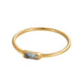 Elegante anello minimalista in oro con una piccola pietra blu dal taglio baguette chic - n.5 / Fascia in Strass Blu Chiaro / Oro 18K