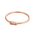 Elegante anello minimalista in oro rosa con una singola pietra chiara a taglio baguette - n.5 / Fascia in Strass Bianco / Oro rosa
