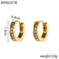Détail de boucles d'oreilles créoles dorées de 1,3 cm avec zircone claire incrustée - Style Strass Pavé Transparent Doré (BE00207B)