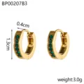 Détail des boucles d'oreilles huggie dorées avec une rangée de pierres pavées vertes. - Style Strass Pavé Vert Doré (BE00207B3)