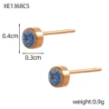 Macro-weergave van minimalistische roségouden oorknopjes met een blauwe steen - Roségouden Basis Blauw Strass (XE1368C5)