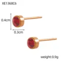 Detailweergave van kleine rode kristallen oorknopjes van 0,4 cm en een gewicht 0,9 g - Roségouden Basis Rood Strass (XE1368C6)