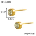 Gedetailleerde macro-weergave van gouden ronde oorknopjes met kristalversiering - Gouden Basis Transparante Strass (XE1368D13)
