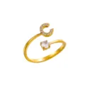 Vista dettagliata di un anello regolabile dorato con zircone e lettera C - Lettera C / Oro 14K