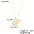 Elegante collar con colgante de letra E dorado y brillantes detalles de cristal - Letra E