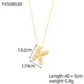Elegante collar con colgante de letra K dorada y detalles de cristales brillantes. - Letra K