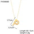 Collar minimalista con colgante letra P dorada con pedrería brillante y medidas detalladas - Letra P