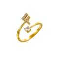 Elegante anillo abierto ajustable de oro con letra F de pavé de cristales y circón. - Letra F / Chapado en oro 14K
