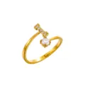 Elegante anillo ajustable dorado con letra I de circonitas y cristal brillante. - Letra I / Chapado en oro 14K