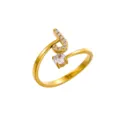 Anillo ajustable de oro de diseño minimalista con la letra J adornada con cristales - Letra J / Chapado en oro 14K