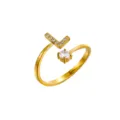 Anillo dorado ajustable con un brillante diseño de la letra L incrustada con circonitas - Letra L / Chapado en oro 14K