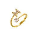Anillo dorado con inicial M, piedras de circonita y banda abierta ajustable chic - Letra M / Chapado en oro 14K