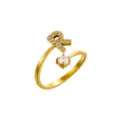 Anillo dorado ajustable con circonitas brillantes y un elegante diseño de letra R - Letra R / Chapado en oro 14K