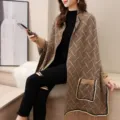 Elegante chal de punto marrón para mujer con diseño de celosía, flecos y bolsillo - Tops / 70*200cm / Caqui