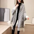Elegante poncho de punto para mujer con patrón geométrico gris y detalles de flecos - Tops / 70*200cm / Blanco