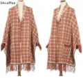 Poncho de punto con estampado de pata de gallo en café con flecos y bolsillos - Talla única / Tops / Café