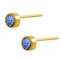 Close-up van elegante goudkleurige oorknopjes met sprankelende blauwe kristallen - Gouden Basis Lichtblauwe Strass (XE1368D9)