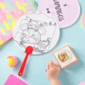 Abanico de garabatos DIY para niños con diseño de tigre de dibujos animados y mango rojo - Tigre y Mono