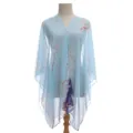 Lichtblauwe faux zijden sjaal met bloemenprint en chique parelknoopsluiting - Tops / 96*150cm / Blauw
