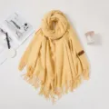 Dicker einfarbiger Schal aus Kaschmirimitat in Gelb mit langen Zierfransen für den Winter. - 70*180cm / Gansgelb