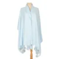 Eleganter hellblauer Strickschal-Poncho mit Fellbommeln für Herbst und Winter - Blau