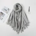 Eleganter hellgrauer Schal aus Kaschmir-Imitat mit Fransen für Herbst und Winter - 70*180cm / Silbergrau
