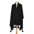 Eleganter schwarzer Strickschal mit Pelzbommeln für herbstliche und winterliche Wärme - Schwarz