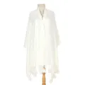 Eleganter cremeweißer Strickschal mit gemütlichem Bommelbesatz für warme Wintermode - Weiß