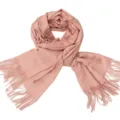Eleganter weicher rosa Strickschal mit Fransen für ein warmes Winteroutfit geeignet - Baby Rosa