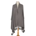 Eleganter grauer Strickschal mit Plüschbommeln für winterliche Wärme - Grau