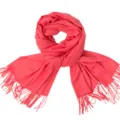 Korallenrosa einfarbiger warmer Winterschal mit stilvollen Fransen und weichem Strickmuster - Wassermelonenrot