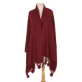 Warmer burgunderroter Strickponcho für Damen mit dekorativen Kaninchenfell-Bommeln - Burgunderrot