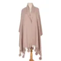 Einfarbiger Strickschal in Rosé mit flauschigen Pompons für Herbst und Winter - Camel