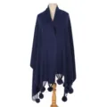 Dunkelblauer Strickschal mit Kaninchenfell-Pompons für warme Herbst-Winter-Tage - Marineblau