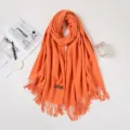 Kräftiger orangefarbener, dicker Winterschal in Kaschmir-Optik mit eleganten Fransen. - 70*180cm / Orangerot
